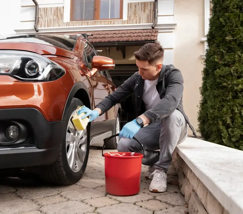 Lavage auto à domicile Ambazac : professionnel intervenant sur un véhicule